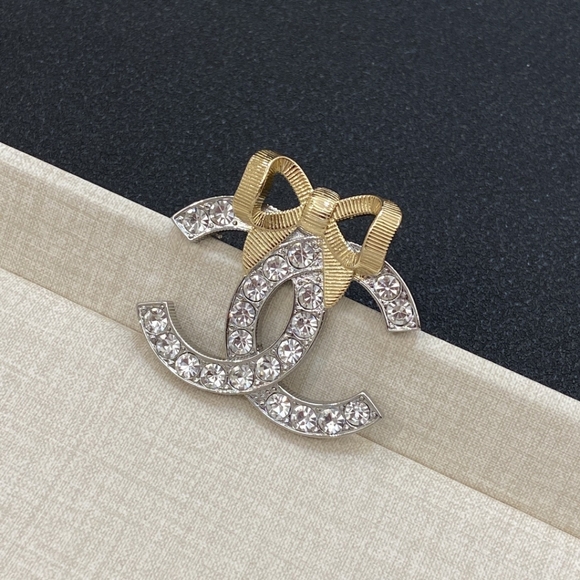 Chanel New Brooch - Picture 4 of 6